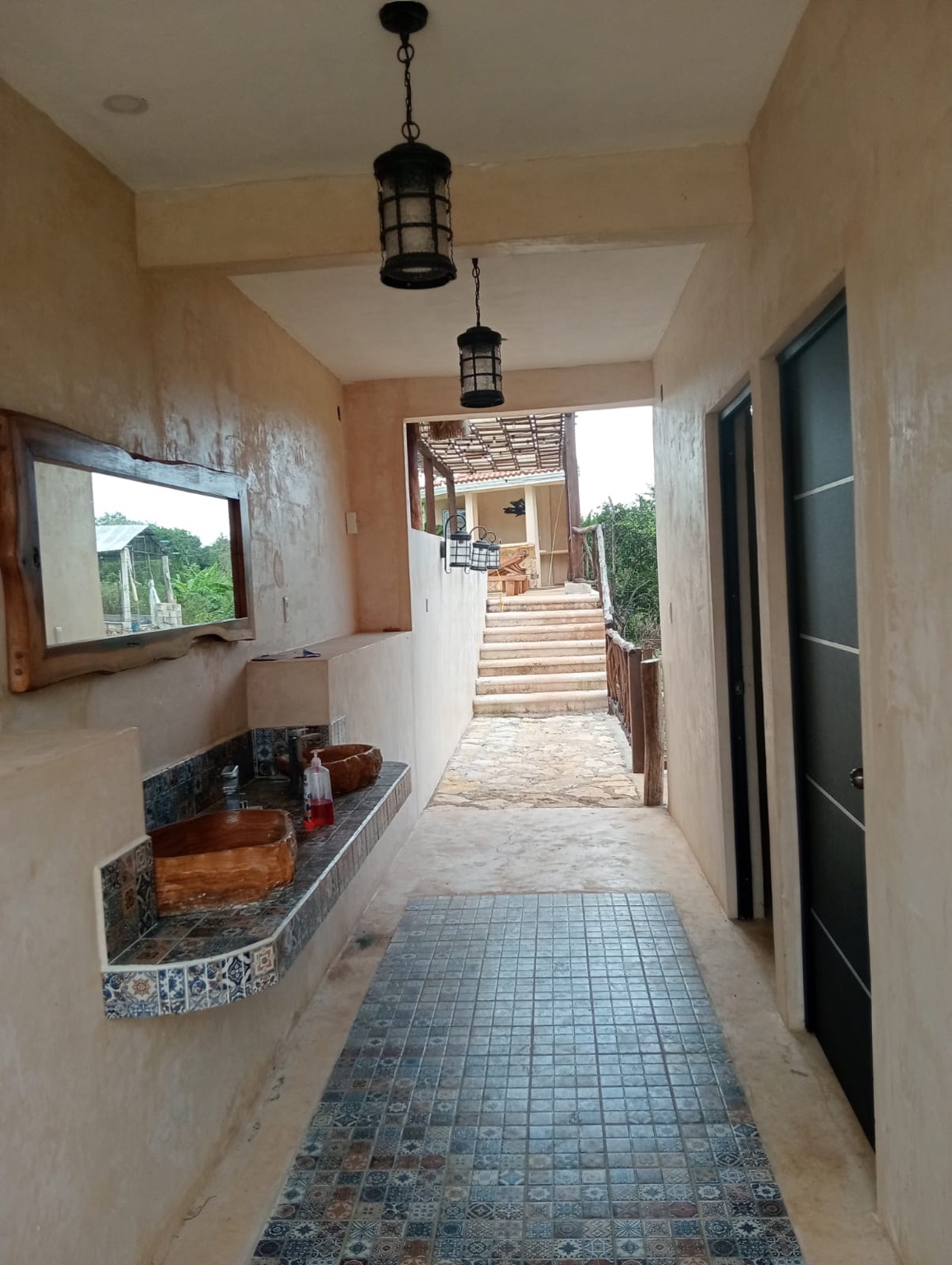 Pasillo con baños y lavabos